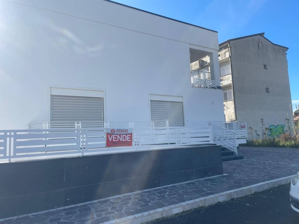 negozio in vendita a Mondragone