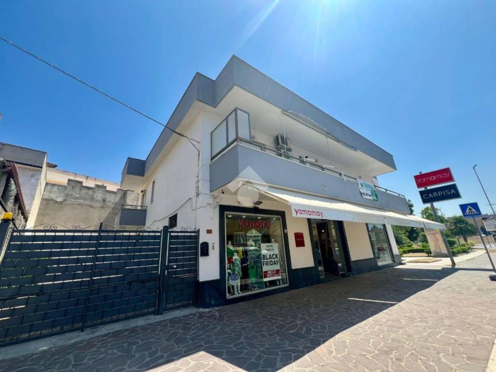 locale commerciale in vendita a Mondragone