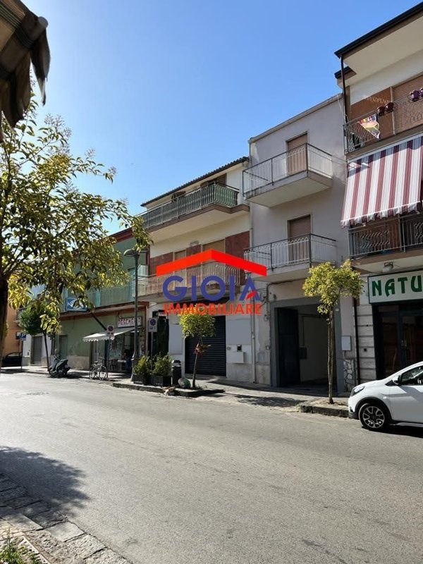 locale commerciale in vendita a Mondragone