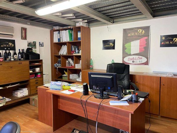locale commerciale in vendita a Mondragone