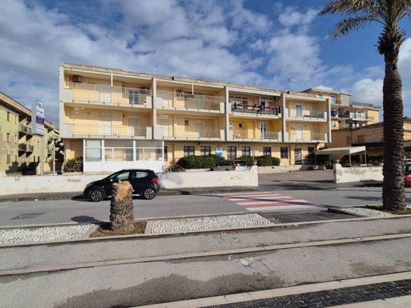 negozio in vendita a Mondragone