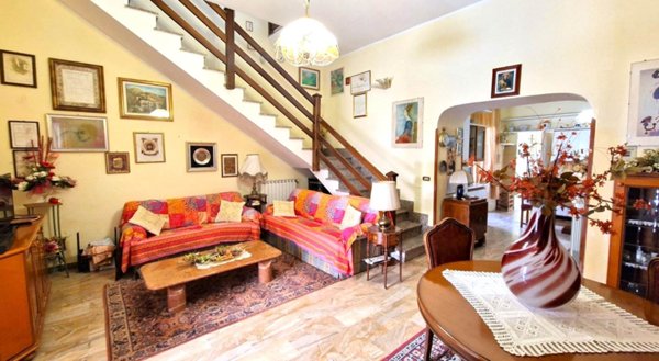 casa indipendente in vendita a Mondragone