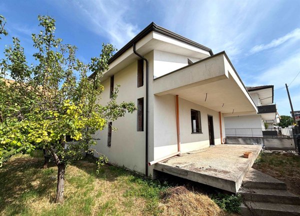 casa indipendente in vendita a Mondragone