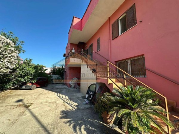 intera palazzina in vendita a Mondragone in zona Levagnole