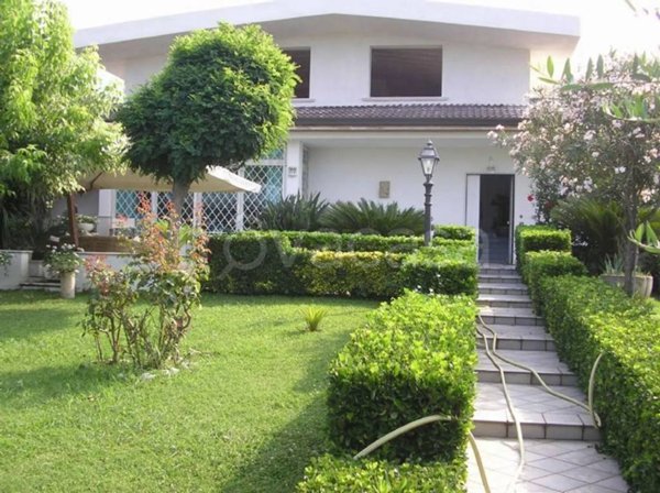 casa indipendente in vendita a Mondragone