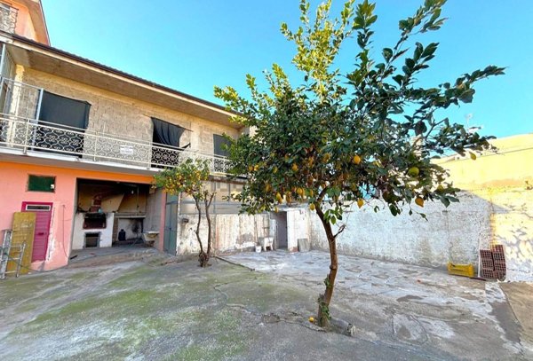 casa indipendente in vendita a Mondragone