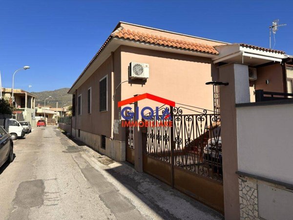 casa indipendente in vendita a Mondragone