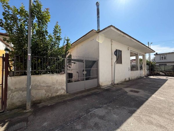 casa indipendente in vendita a Mondragone