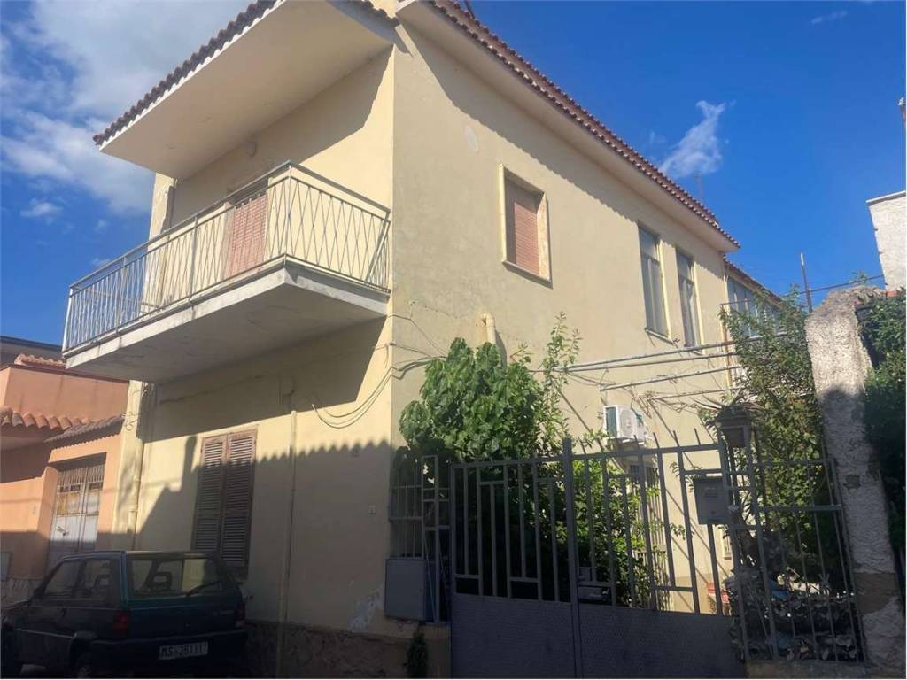 casa indipendente in vendita a Mondragone