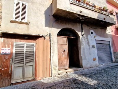 locale commerciale in vendita a Mondragone