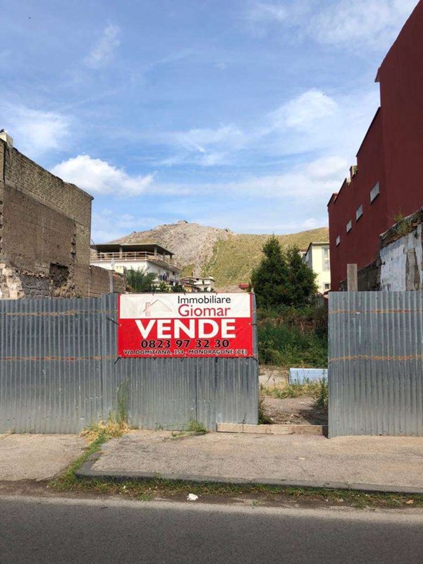 locale commerciale in vendita a Mondragone