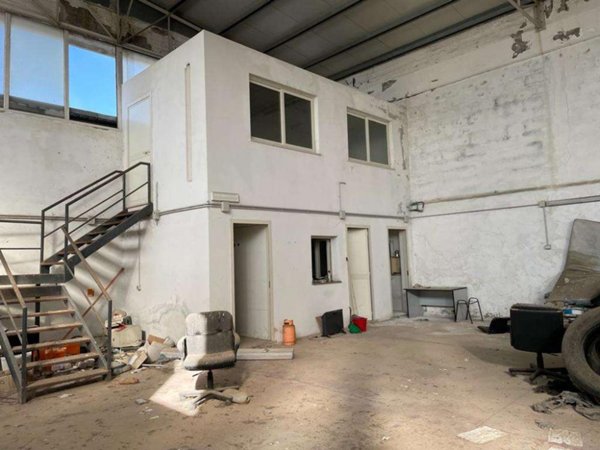 capannone in vendita a Mondragone