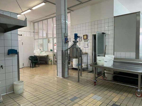 negozio in vendita a Mondragone