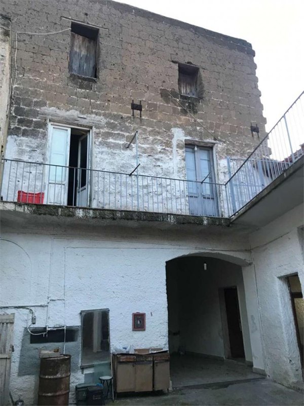 locale commerciale in vendita a Mondragone