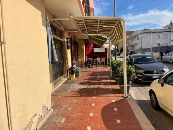 negozio in vendita a Mondragone