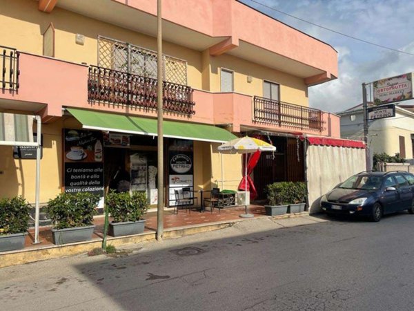negozio in vendita a Mondragone