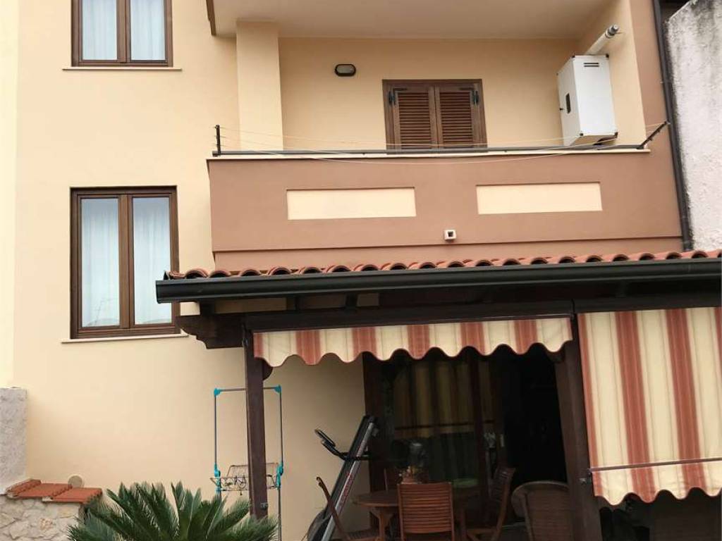 casa indipendente in vendita a Mondragone