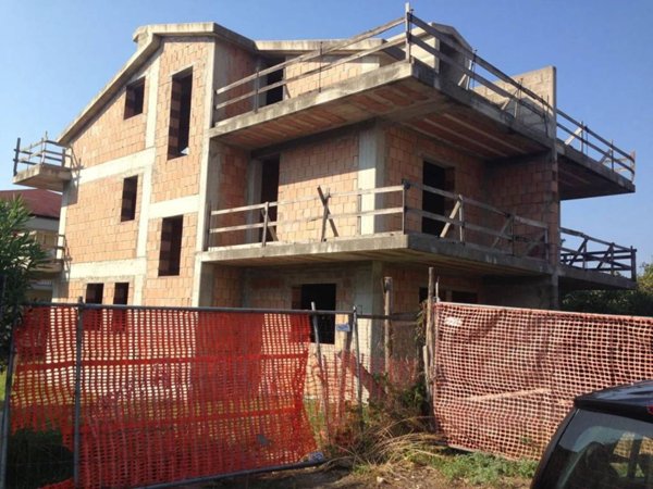 casa indipendente in vendita a Mondragone