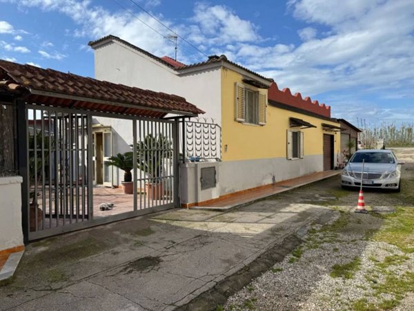 casa indipendente in vendita a Mondragone