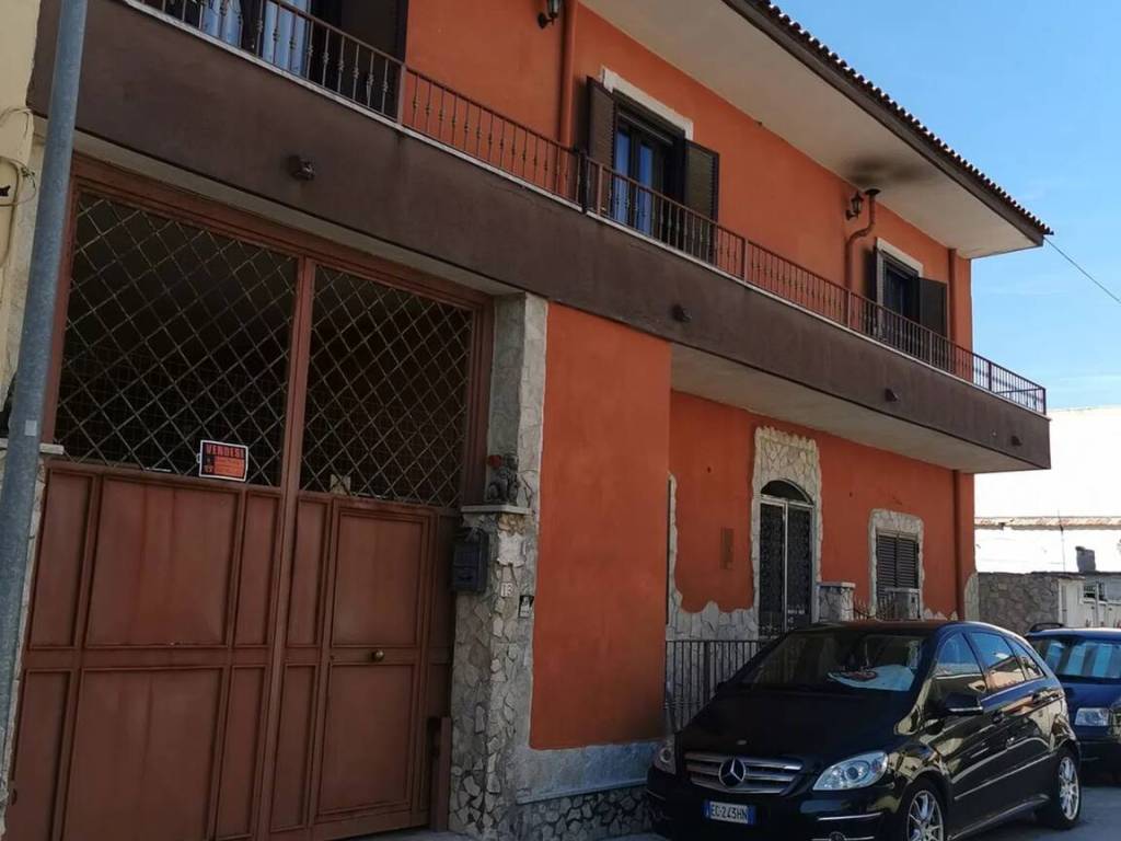 casa indipendente in vendita a Mondragone