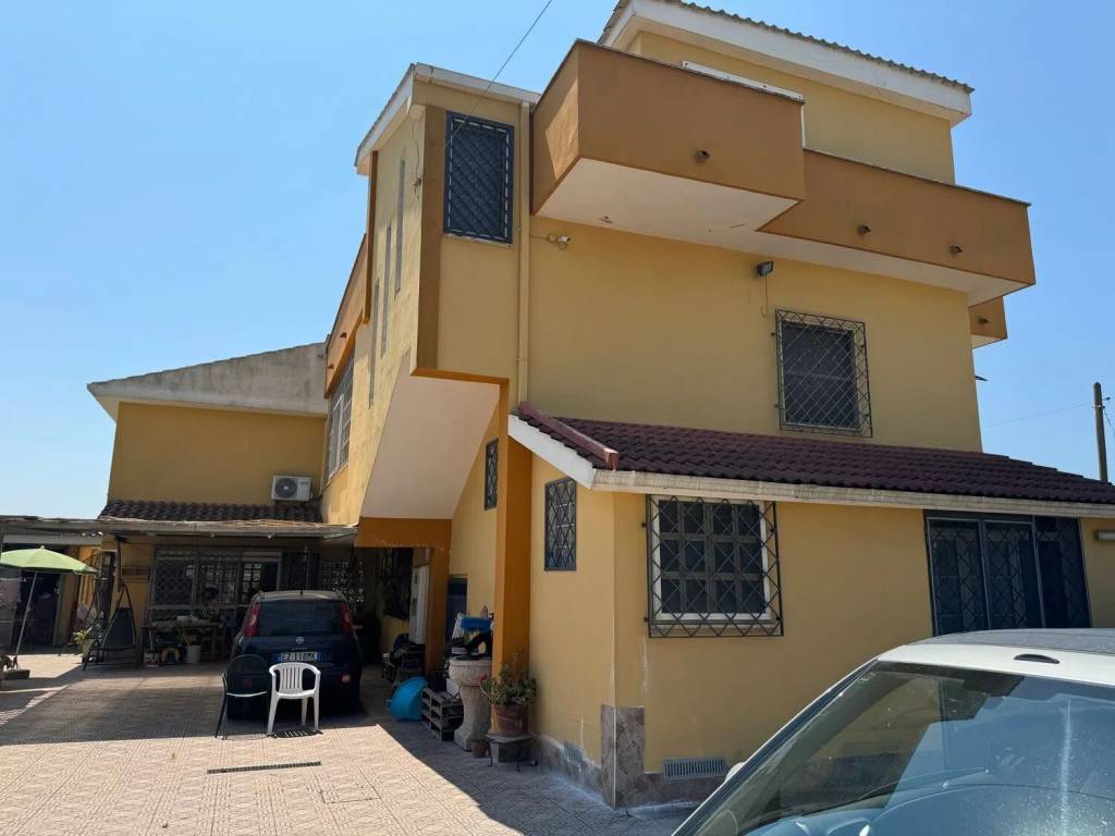 casa indipendente in vendita a Mondragone