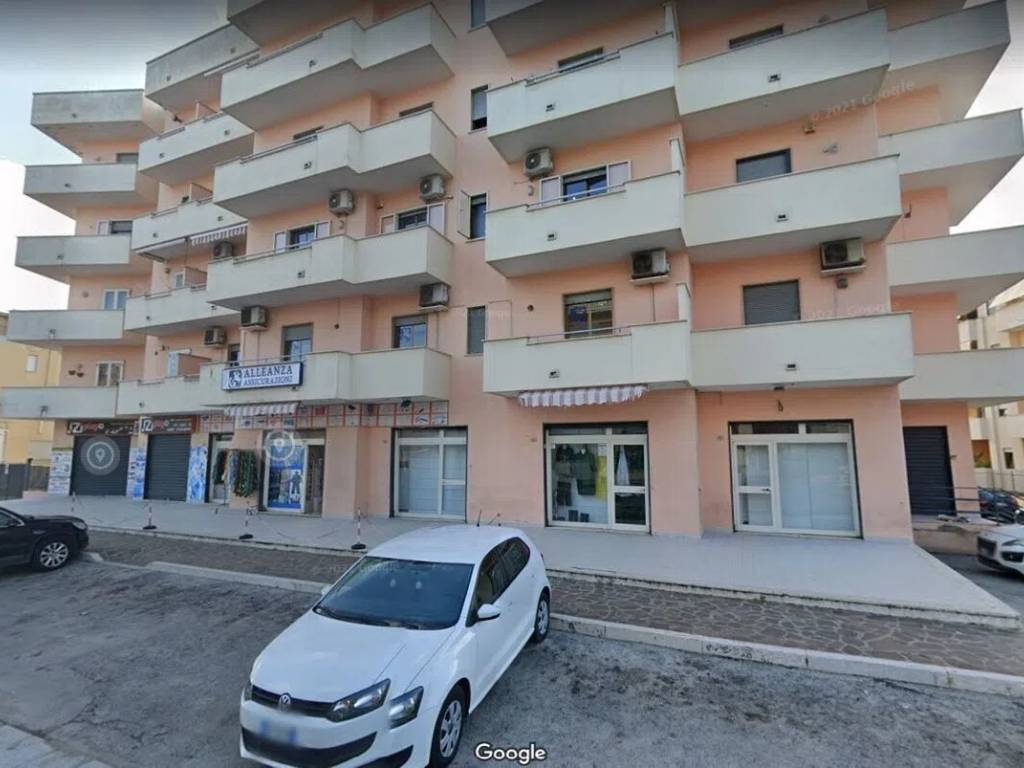 negozio in vendita a Mondragone