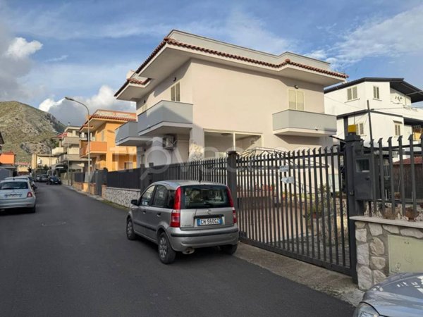 casa indipendente in vendita a Mondragone