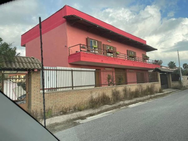 casa indipendente in vendita a Mondragone