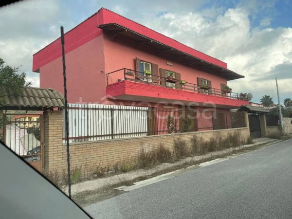 casa indipendente in vendita a Mondragone