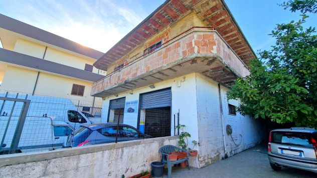 locale commerciale in vendita a Mondragone