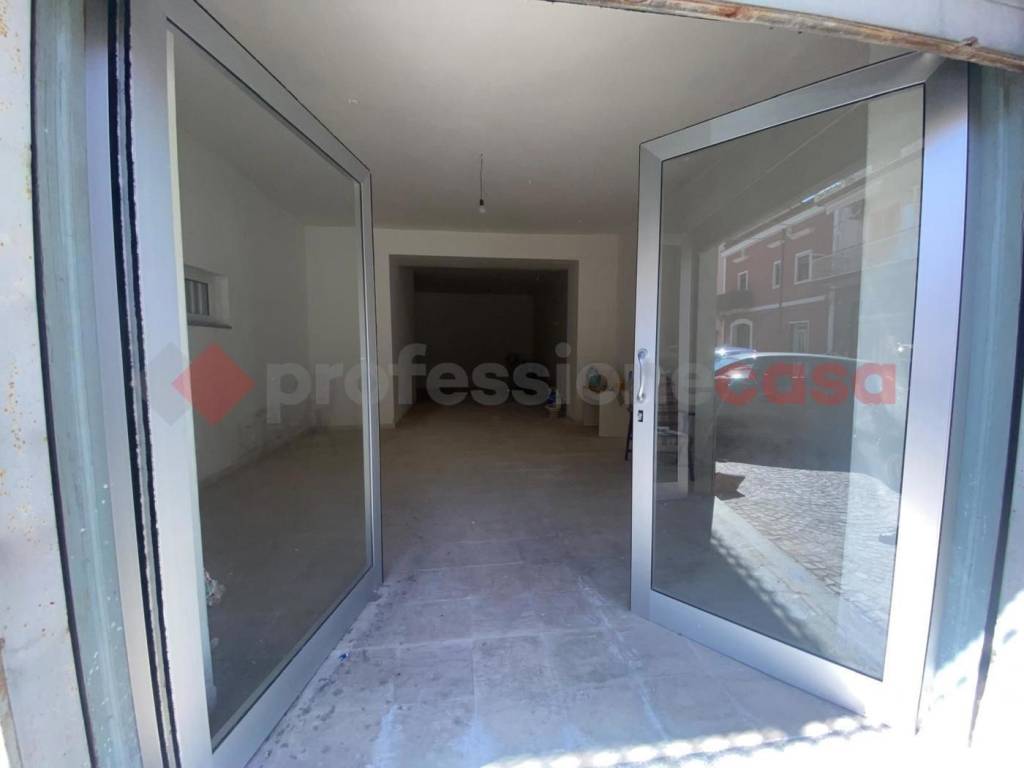 negozio in vendita a Mondragone