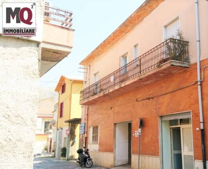 locale commerciale in vendita a Mondragone