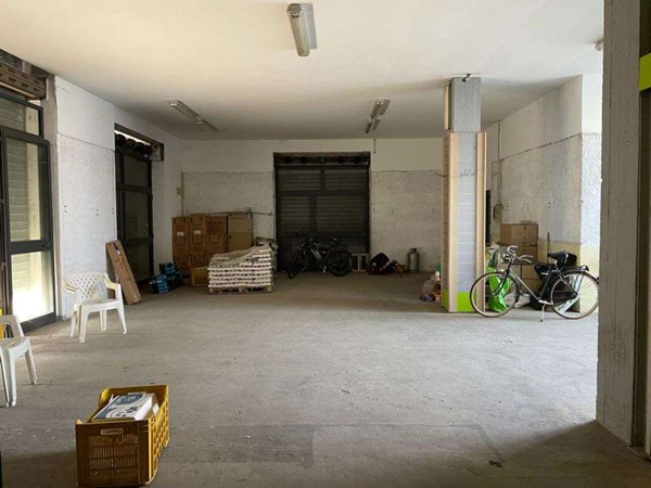 locale commerciale in vendita a Mondragone