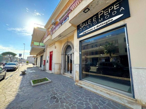locale commerciale in vendita a Mondragone
