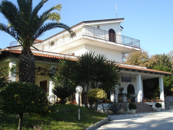 casa indipendente in vendita a Mondragone