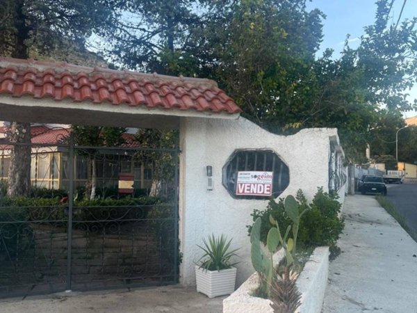 casa indipendente in vendita a Mondragone