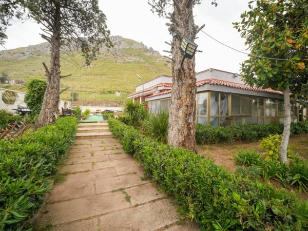 casa indipendente in vendita a Mondragone