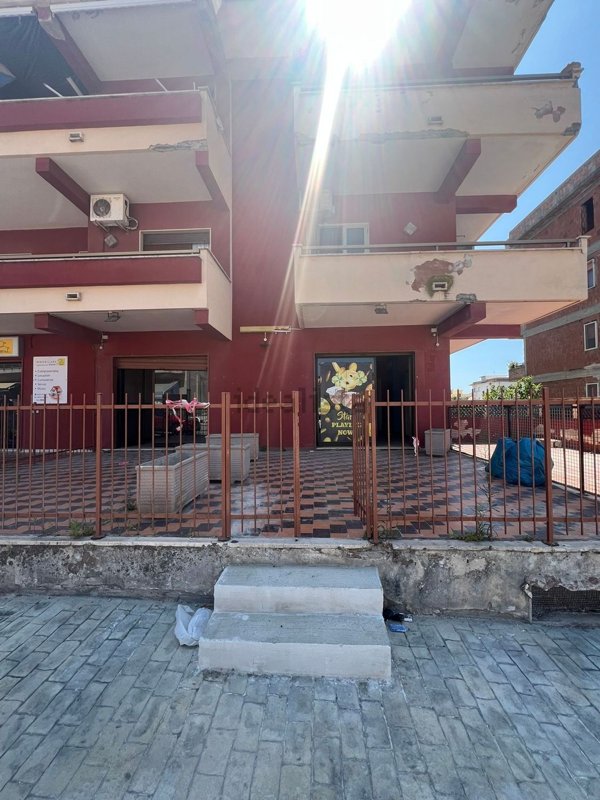 locale commerciale in vendita a Mondragone