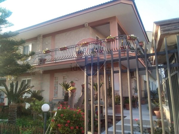 casa indipendente in vendita a Mondragone