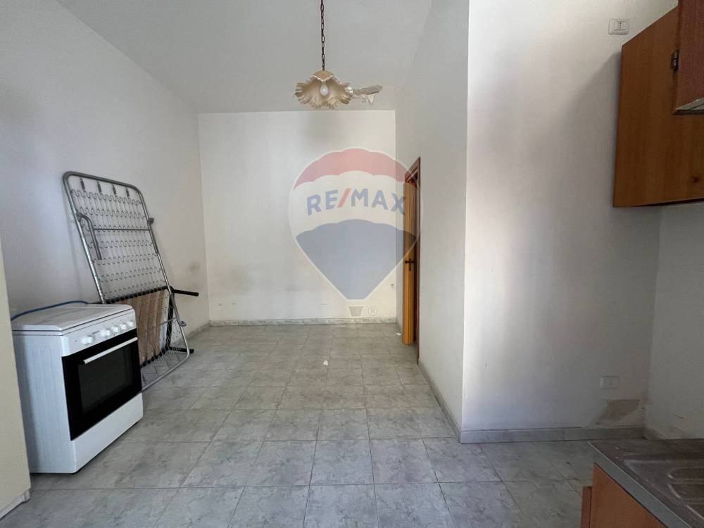 locale di sgombero in vendita a Mondragone