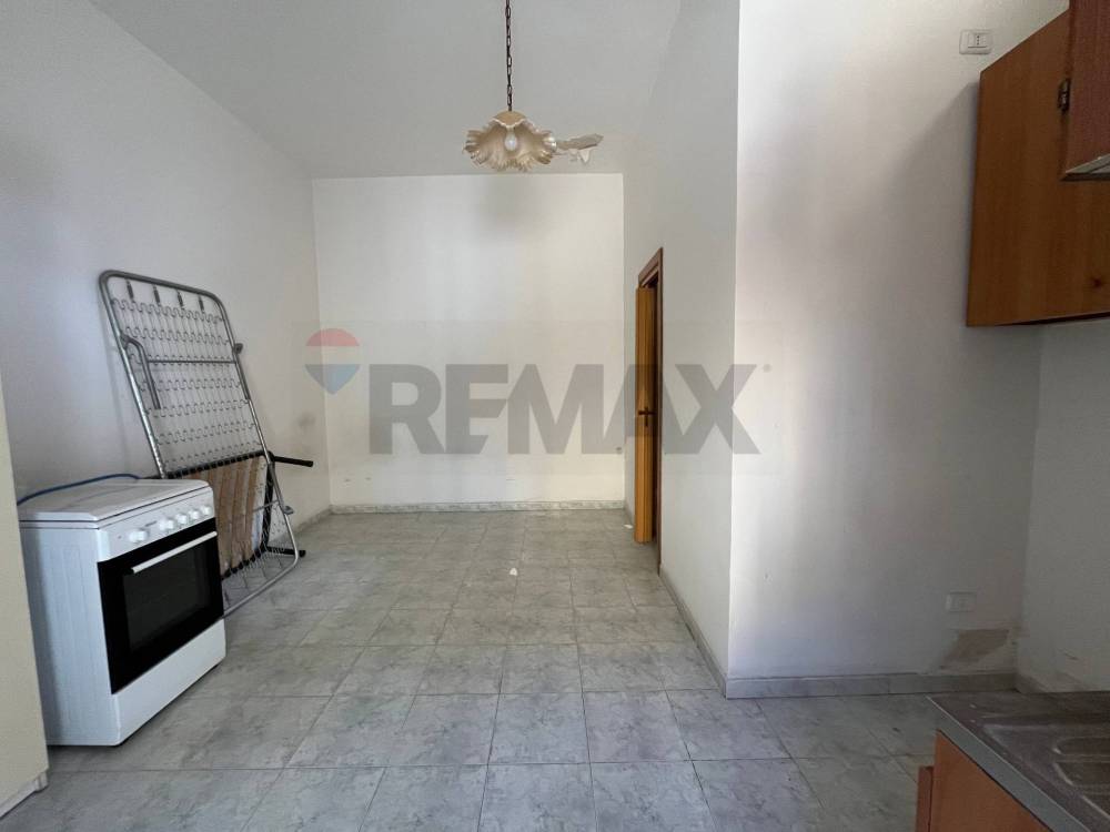 locale di sgombero in vendita a Mondragone
