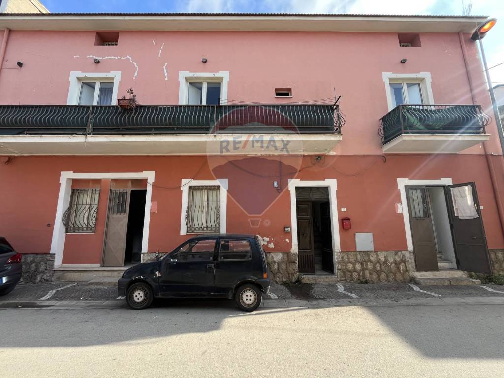 locale di sgombero in vendita a Mondragone