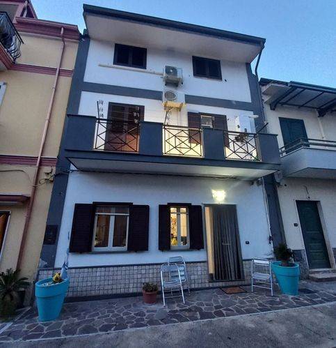 casa indipendente in vendita a Mondragone