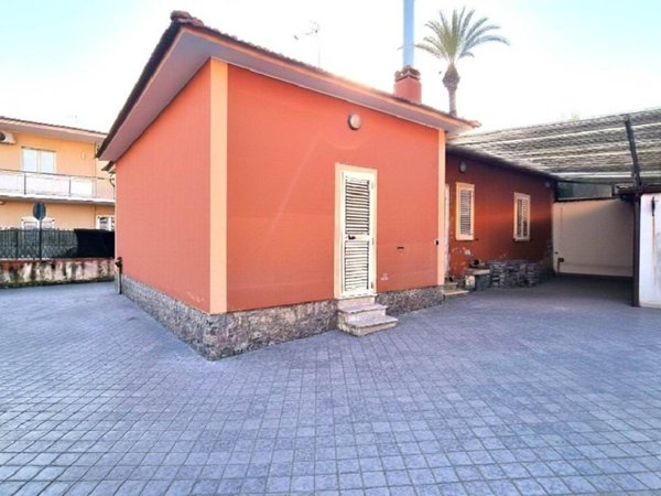 casa indipendente in vendita a Mondragone
