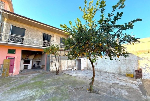 casa indipendente in vendita a Mondragone