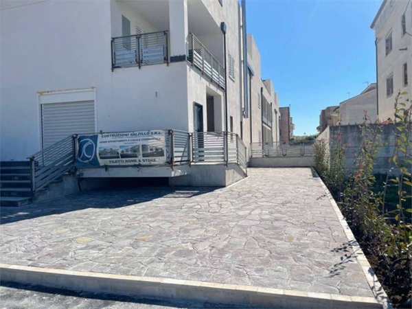 negozio in vendita a Mondragone