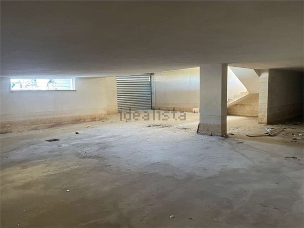locale commerciale in vendita a Mondragone