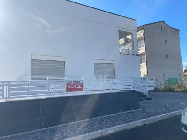 negozio in vendita a Mondragone