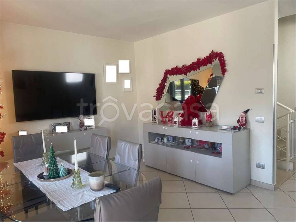 casa indipendente in vendita a Mondragone