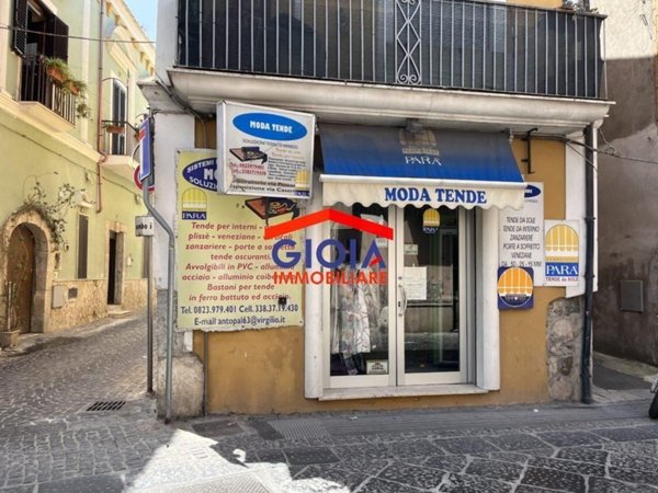 locale commerciale in vendita a Mondragone
